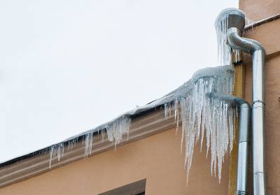 Обвал снега с крыши убил жительницу Новосибирска