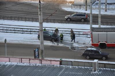 В Смоленске в час пик полыхал автомобиль