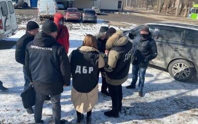 В Харькове полицейский требовал у знакомых взятку в тысячу долларов