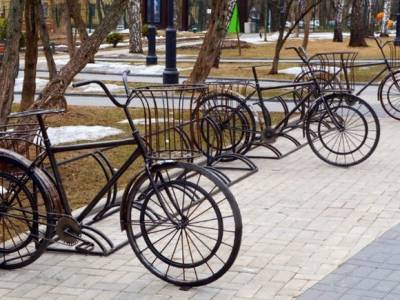 Более 40 элементов велопарковок похитили в центре Москвы