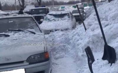 Власти Берёзовского прокомментировали инцидент с рухнувшим на автомобиль снегом