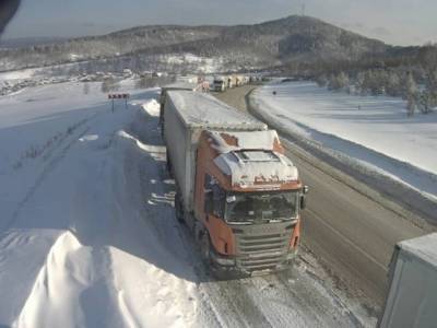 Непогода не отступает: многокилометровые пробки продолжают блокировать трассу М-5 на Южном Урале