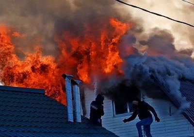 В Скопинском районе загорелся жилой дом