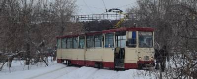 В Челябинске из-за сильного снегопада сошел с рельсов трамвай