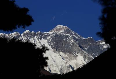 Власти Непала открывают Эверест для туристов