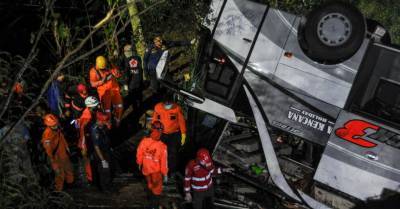 В Индонезии школьный автобус сорвался в пропасть, есть погибшие