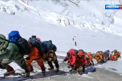Власти Непала снова разрешили альпинистам посещать Эверест