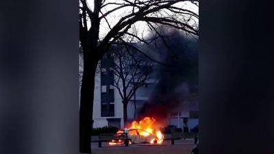 В Лионе протестующие сожгли несколько автомобилей