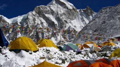 В Непале туристам вновь разрешили подъем на Эверест