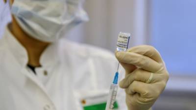 Россия в ближайшие месяцы может зарегистрировать четвертую вакцину от COVID-19