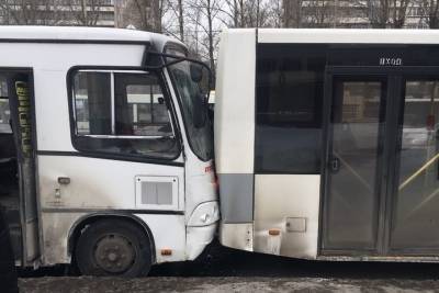 Два пассажирских автобуса столкнулись на проспекте Энергетиков