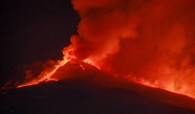 Вулкан Этна на Сицилии засыпал город пеплом во время извержения