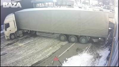В Климовске грузовик без водителя раздавил будку охранника