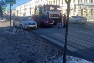 Мусоровоз и легковушка заблокировали дорогу в центре Твери