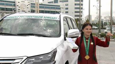 Бердымухамедов подарил тяжелоатлетке автомобиль за выигранную в 2018 году золотую медаль
