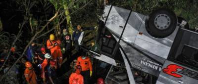 В Индонезии школьный автобус сорвался в ущелье. Погибли более 20 человек