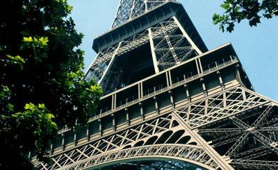 Valeurs actuelles (Франция): алжирский журналист требует от Франции вернуть Эйфелеву башню Алжиру