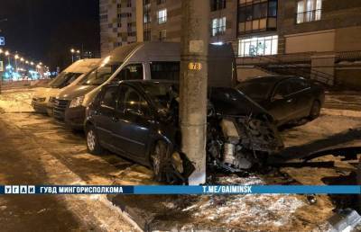 В Минске «Пежо» чуть не сбил пешехода и врезался в фонарный столб
