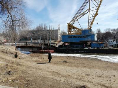 В Астрахани затонувшие понтоны моста через р. Серебряная Воложка поднимают из воды
