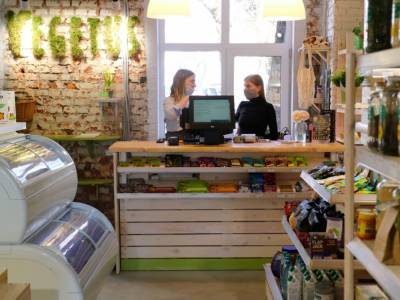 Более 2 500 видов продуктов: в Минске открылся первый в стране веганский супермаркет