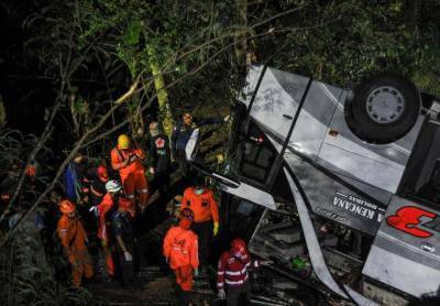 В Индонезии перевернулся автобус с детьми, погибли 27 человек
