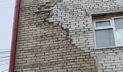 В Тюмени жители дома на улице Фабричной сообщают о трещинах в фундаменте