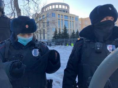 В МВД объяснили, почему полицейские заклеивали свои жетоны н акциях Навального