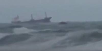 Появилось видео крушения сухогруза с украинским экипажем в Черном море