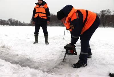 Водолазы ныряли под лед в поисках пропавшего рыбака