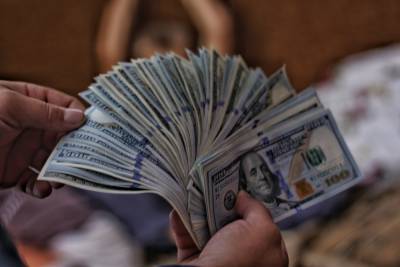 Биржа: доллар продолжает лететь вниз
