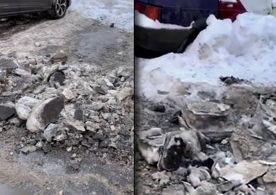 На востоке Москвы парковку рядом с детской поликлиникой засыпали глыбами льда