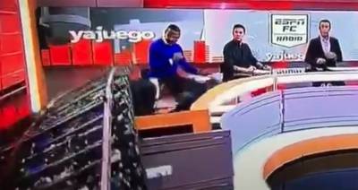 Огромный экран придавил колумбийского ведущего в прямом эфире