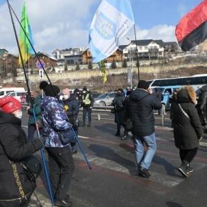 В Ивано-Франковской области протестующие заблокировали курорт Буковель