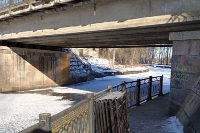 В Тверской области под Петербургским мостом устанавливают новые ограждения