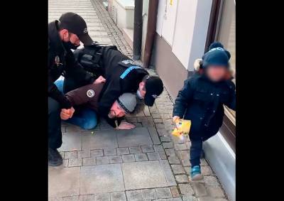 В Чехии мужчину без маски жестко задержали на глазах 3-летнего сына: видео