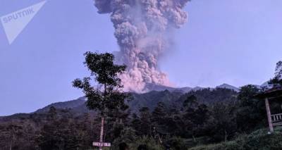 Самый активный вулкан Индонезии выбросил столб пепла высотой 1,2 км