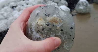Необычное природное явление в Юрмале: море выкатило "ледяные яйца"