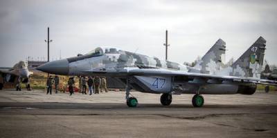 Капитан Ширяй выехал на аэродром в Василькове, врезался в самолет Миг-29 и попал в больницу - ДТП 10.03.2021 - ТЕЛЕГРАФ