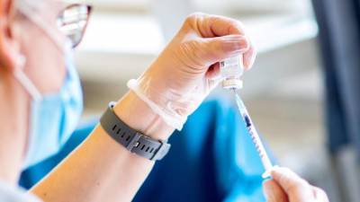 Несколько смертей после вакцинации от COVID-19: препарат может вызывать тромбоз?