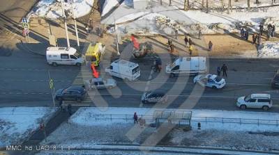 В Москве автомобиль выскочил на тротуар после ДТП и перевернулся