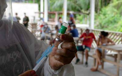 Страны Европы приостановили вакцинацию препаратом от AstraZeneca