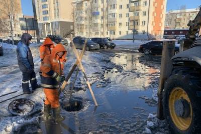 Три автомобиля столкнулись на фоне потопа в Архангельске