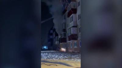 Пожарные потушили горящий жилой дом в Южно-Сахалинске
