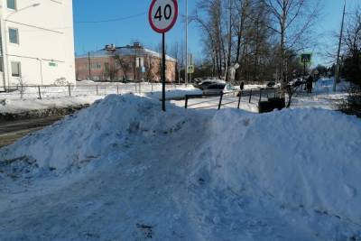 Особенности национальной уборки: петрозаводчане пожаловались на снежную горку на тротуаре