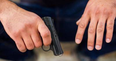 Наказал за "слишком длинный язык": калининградец украл у друга пистолет, нож и перфоратор
