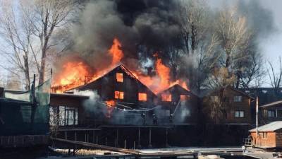 В Киеве на Гидропарке пожар: горят деревянные домики