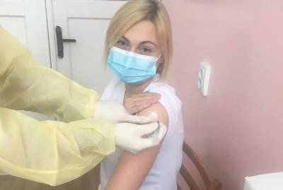 Замглавы фракции “Слуга народа” вакцинировалась от коронавируса в Чорткове