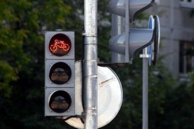 Стоп, курьер: в Петербурге включили еще один светофор для велосипедистов