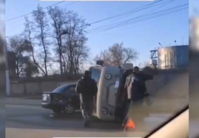 «Буханка» перевернулась после ДТП на улице Гагарина