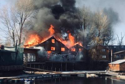 В Гидропарке сильный пожар: сгорели деревянная гостиница и ресторан